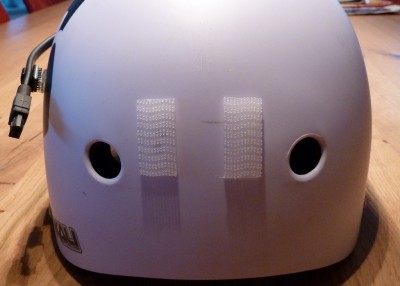 Transparentes Dual Lock™ auf weißem Helm, auch für den 2,5Ah Akku