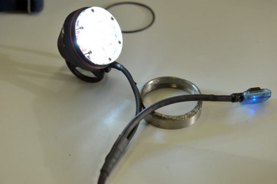 Der Deckel hat sich widerstandslos öffnen lassen, trotz der massiven Beschädigung. Und siehe da die Lampe leuchtet auch noch ...